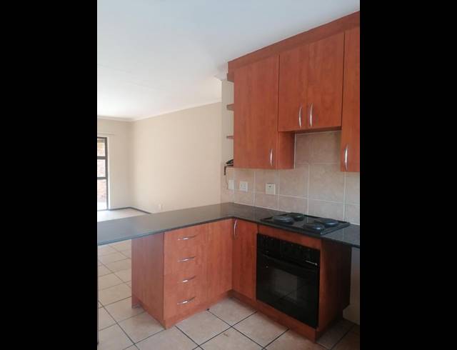 2 BEDROOM TOWNHOUSE FOR SALE IN SONNEVELD